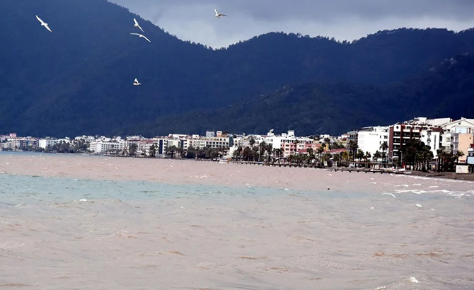 Marmaris'te denizin rengi değişti!