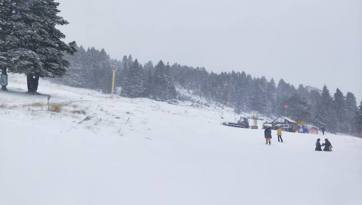 Uludağ'a beklenen kar geldi! 35 santimetreye ulaştı