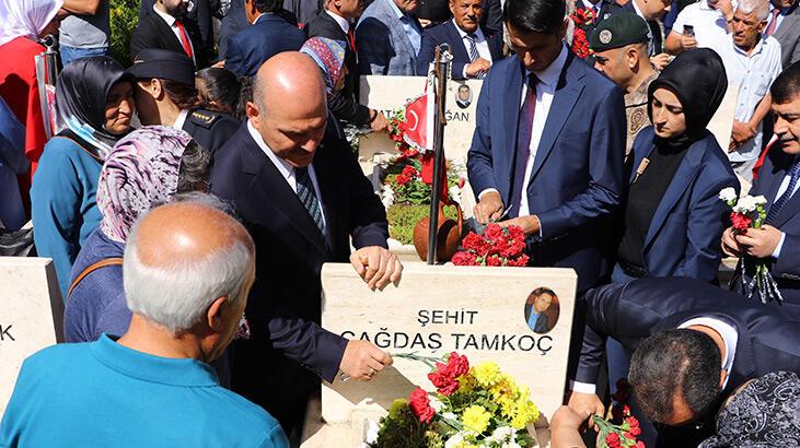 Bakan Soylu, Karşıyaka Mezarlığı’nda yer alan 15 Temmuz Şehitliği'ndeki anma törenine katıldı