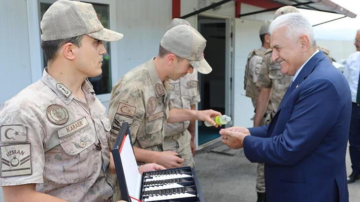 Binali Yıldırım Mehmetçikle bayramlaştı