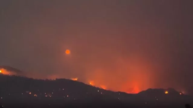 Datça'da öğlen saatlerinde başlayan yangını söndürme çalışmaları hava kararmasına rağmen havadan ve karadan sürüyor