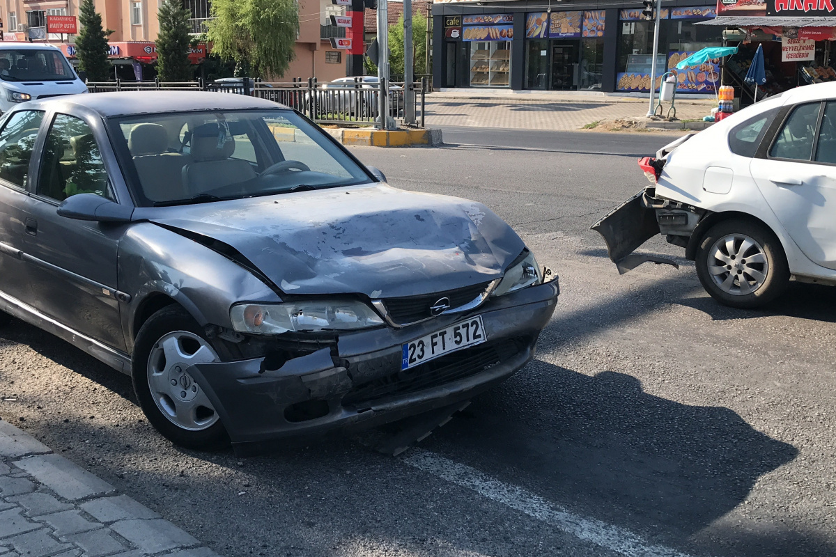 Elazığ'da trafik kazası: 3 yaralı!