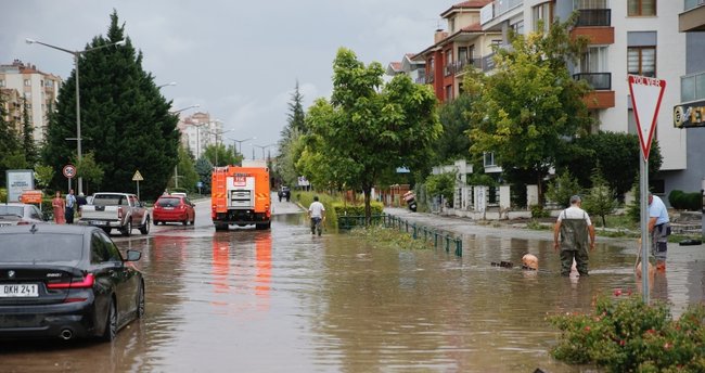 Eskişehir'de sağanak, su baskınlarına neden oldu