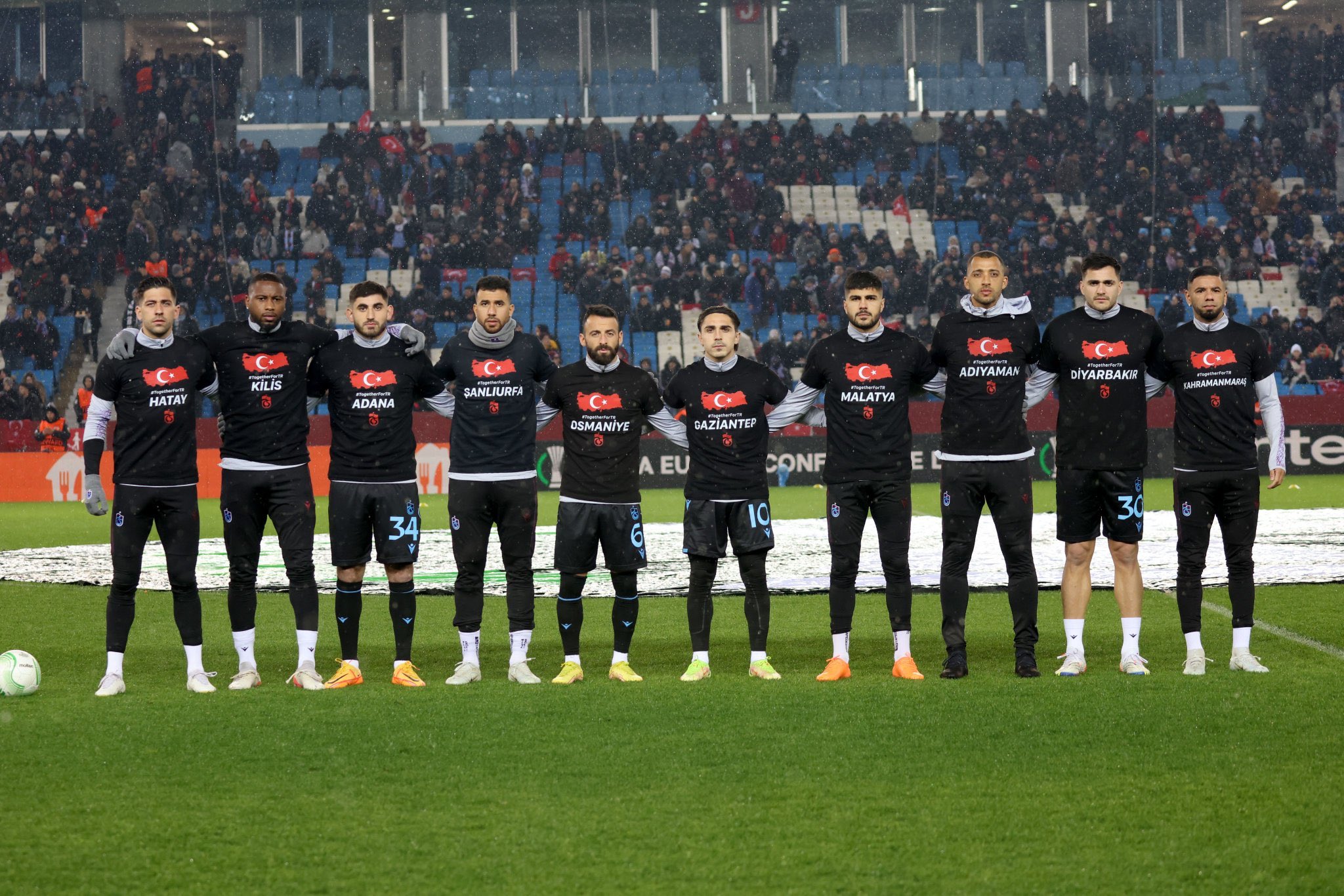 Trabzonspor-Basel karşılaşması öncesi tribünler tek yürek! 