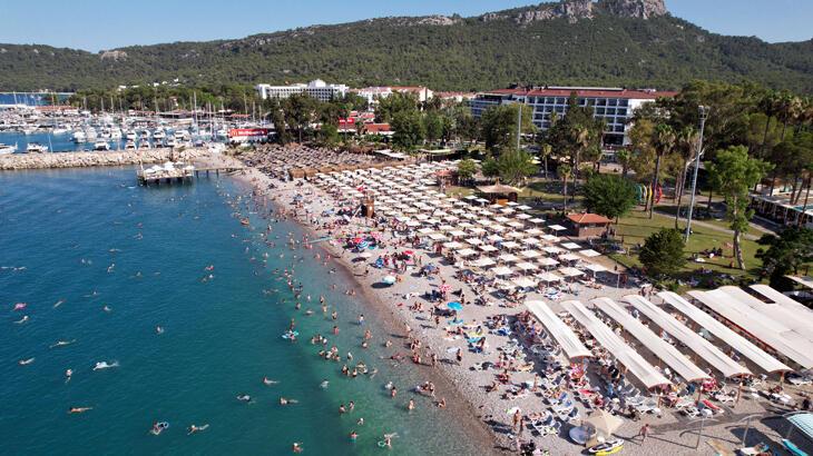 Kemer, bayramda nüfusunun 4 katını ağırladı