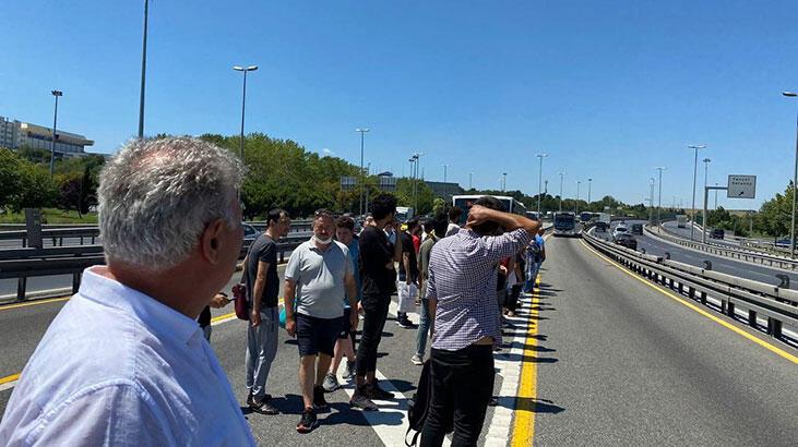 Metrobüs arıza yaptı, yolcular yolda kaldı