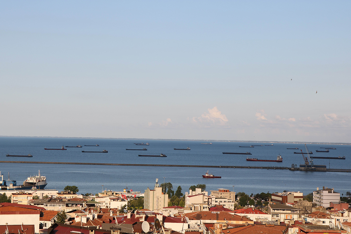 Onlarca gemi Samsun açıklarında bekliyor