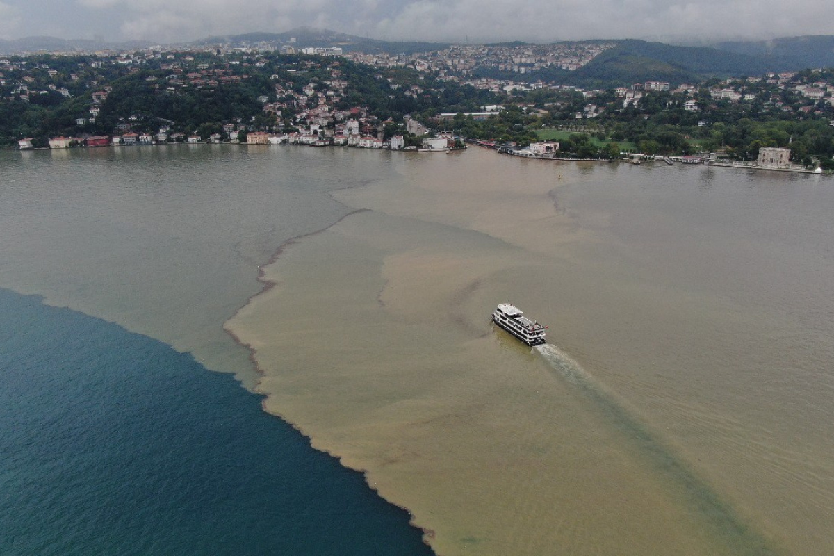 Sağanak yağış sonrası İstanbul Boğazı çamura bulandı