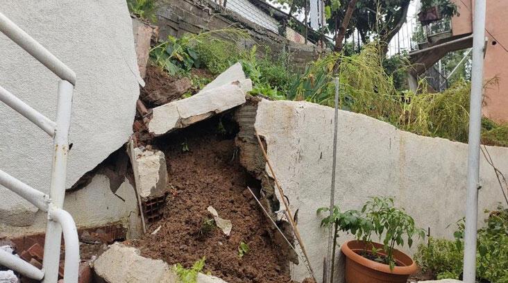 Sarıyer’de yol gecekondunun üzerine çöktü