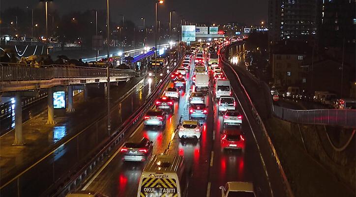 SON DAKİKA: İstanbul'da yağmur ile trafik yoğunluğu yüzde 81...