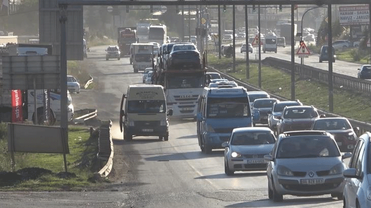 Tatil yolculuğu başladı: 43 ilin geçiş noktasında trafik yoğunluğu