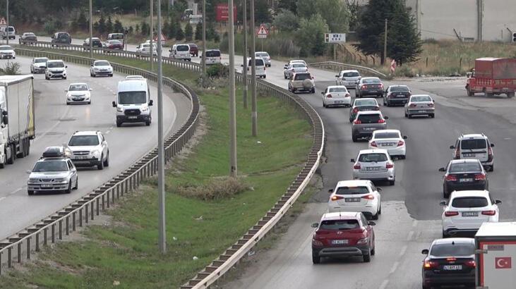 Tatilin ikinci gününde de 43 ilin geçiş güzergahında trafik yoğunluğu!