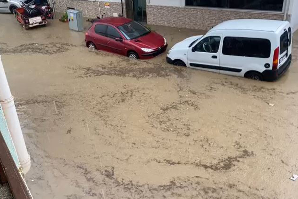 Tekirdağ'da dolu ve sağanak sonrası sokakları su bastı