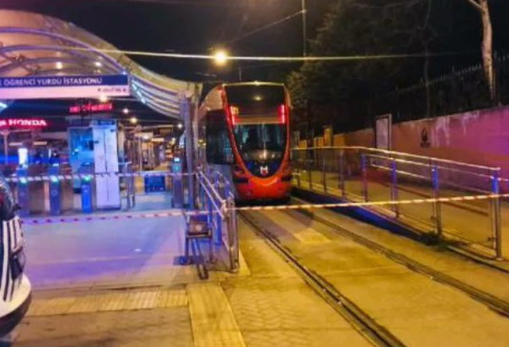 Cevizlibağ'da tramvay raydan çıktı